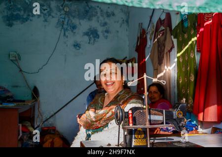 Les Indiens locaux de travail sur mesure à une machine à coudre, Pragpur, un village historique en Kagra district, Himachal Pradesh, Inde Banque D'Images