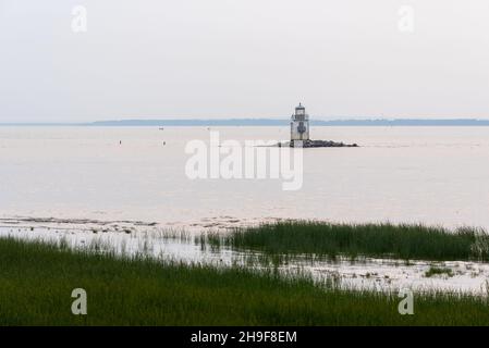 Le lac Saint-Pierre et un phare de la voie maritime du Saint-Laurent vu du parc naturel de l'Anse-du-Port dans la municipalité de Nicolet Banque D'Images