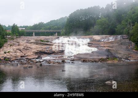 Le parc de chutes d'eau de Sault-au-Mouton dans la ville de longue-Rive (Québec) Banque D'Images