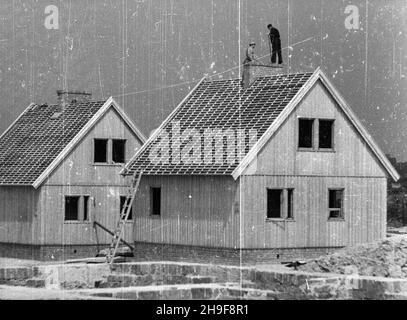 Gdañsk, 1948.Budowa osiedla tzw. Domków fiñskich we Wrzeszczu.NZ. Kominiarz na kominie budowanego domu. wb PAP Dok³adny miesi¹c i dzieñ wydarzenia nieustalone.Gdansk, 1948.Construction d'une maison de préfabriqué dans le quartier de Wrzeszcz.Photo : un balayage de cheminée sur une cheminée d'une maison en construction. wb PAP Banque D'Images