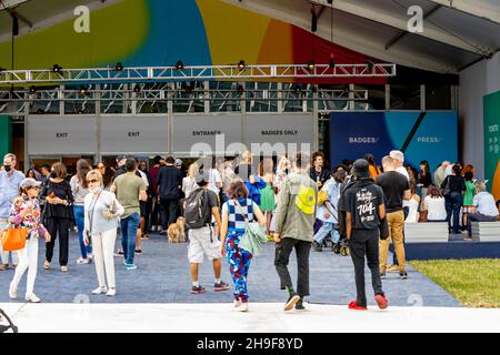 Miami Beach, Floride, États-Unis - 4 décembre 2021 : scène au Miami Beach Art Basel Banque D'Images