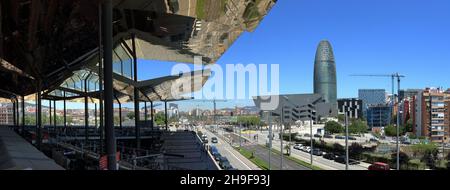 BARCELONE, ESPAGNE - 01 juin 2019 : marché aux puces Mercat dels Encants Vells, rénové en 2013 avec une verrière en miroir, situé près de la place des Glories Banque D'Images