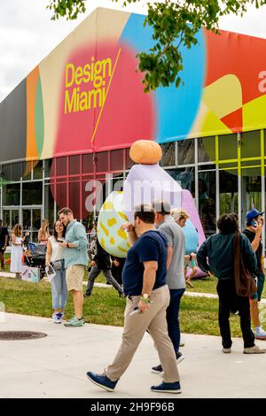 Miami Beach, Floride, États-Unis - 4 décembre 2021 : scène au Miami Beach Art Basel Banque D'Images