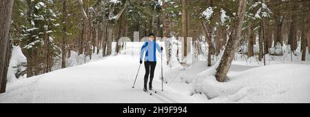 Femme ski de fond ski nordique classique en forêt.Active fille dans le pays des merveilles de l'hiver faire amusant sport d'hiver activité dans la neige sur Banque D'Images