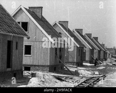 Gdañsk, 1948.Budowa osiedla tzw. Domków fiñskich we Wrzeszczu. Ñ wb PAP Dok³adny miesi¹c i dziewydarzenia nieustalone.Gdansk, 1948.Construction d'une maison de préfabriqué dans le quartier de Wrzeszcz. wb PAP Banque D'Images