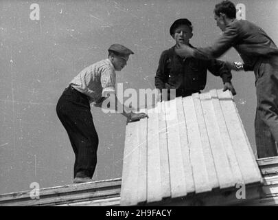 Gdañsk, 1948.Budowa osiedla tzw. Domków fiñskich we Wrzeszczu. Ñ wb PAP Dok³adny miesi¹c i dziewydarzenia nieustalone.Gdansk, 1948.Construction d'une maison de préfabriqué dans le quartier de Wrzeszcz. wb PAP Banque D'Images