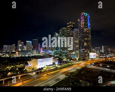 Photographie aérienne de nuit longue exposition Centre-ville de Miami FL USA Banque D'Images