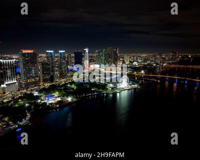 Photo aérienne de nuit au centre-ville de Miami 2021 Banque D'Images