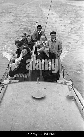 Szczecin, 1948.Turyœci W tramwaju wodnym. msa PAP Dok³adny miesi¹c i dzieñ wydarzenia nieustalone.Szczecin, 1948.Touristes dans un bateau de passagers de rivière. msa PAP Banque D'Images