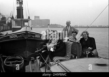 Szczecin, 1948.Turyœci W tramwaju wodnym na przystani przy bulwarze Chrobrego. msa PAP Dok³adny miesi¹c i dzieñ wydarzenia nieustalone.Szczecin, 1948.Touristes dans un bateau de passagers de rivière à un port dans le boulevard de Chrobrego. msa PAP Banque D'Images