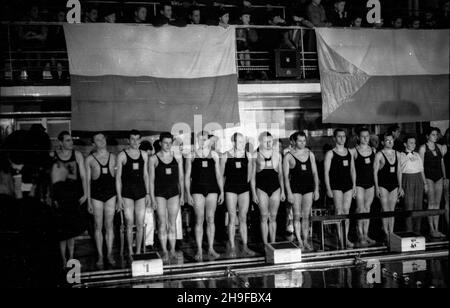 Varsovie, 1948-01-08.YMCA Basen.Pierwsze po wojnie miêdzypañstwowe zawody p³ywackie miêdzy Polsk¹ Œrodkow¹ i Czechos³owacj¹.p³ywacy czechos³owaccy NZ.Zawody zakoñczy³y siê zwyciêstwem goœci 74,5:33,5. bk PAPVarsovie, le 8 janvier 1948.La piscine du YMCA.Le premier championnat international de natation après la guerre entre la Pologne centrale et la Tchécoslovaquie.Photo : les nageurs de Tchécoslovaquie.La Tchécoslovaquie a remporté le championnat 74.5:33.5. bk PAP Banque D'Images