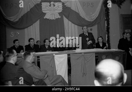 Varsovie, 1948-01-17.Ceremonia przekazania sztandarów ko³om partii politycznych W siedzibie Ministerstwa SpRAW Zagranicznych.uroczystoœci prezydium; przemawia podsekretarz steu W Prezydium Rady Ministrów Jakub Berman. bb/mgs PAPVarsovie, le 17 janvier 1948.Cérémonie de présentation de la bannière aux cercles des partis politiques au siège du ministère des Affaires étrangères.Photo: Le comité directeur; sous-secrétaire d'Etat au Pres sidum du Conseil des ministres Jakub Berman. bb/mgs PAP Banque D'Images