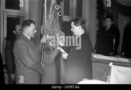 Varsovie, 1948-01-17.Ceremonia przekazania sztandarów ko³om partii politycznych przy Ministerstwie SpRAW Zagranicznych.NZ. pose³ PPS Lucjan Motyka (P) przekazuje sztandar chor¹¿emu Polskiej Partii Socjalistycznej (PPS). bb/mgs PAPVarsovie, le 17 janvier 1948.La cérémonie de remise des drapeaux aux cercles des partis politiques au ministère des Affaires étrangères.Photo: PPS Lucjan Motyka député qui donne un drapeau au porte-drapeau du Parti socialiste polonais. bb/mgs PAP Banque D'Images