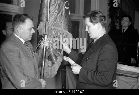 Varsovie, 1948-01-17.Ceremonia przekazania sztandarów ko³om partii politycznych przy Ministerstwie SpRAW Zagranicznych.NZ. pose³ PPS Lucjan Motyka (P) przekazuje sztandar chor¹¿emu Polskiej Partii Socjalistycznej (PPS). bb/mgs PAPVarsovie, le 17 janvier 1948.La cérémonie de remise des drapeaux aux cercles des partis politiques au ministère des Affaires étrangères.Photo: PPS Lucjan Motyka député qui donne un drapeau au porte-drapeau du Parti socialiste polonais. bb/mgs PAP Banque D'Images