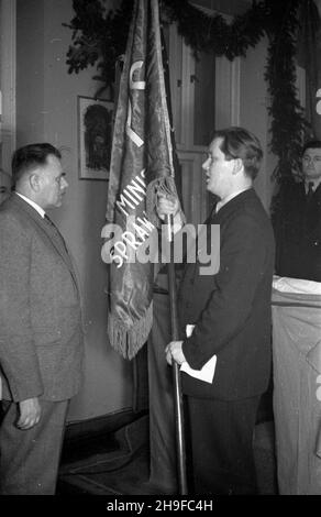 Varsovie, 1948-01-17.Ceremonia przekazania sztandarów ko³om partii politycznych przy Ministerstwie SpRAW Zagranicznych.NZ. pose³ PPS Lucjan Motyka (P) przekazuje sztandar chor¹¿emu Polskiej Partii Socjalistycznej (PPS). bb/mgs PAPVarsovie, le 17 janvier 1948.La cérémonie de remise des drapeaux aux cercles des partis politiques au ministère des Affaires étrangères.Photo: PPS Lucjan Motyka député qui donne un drapeau au porte-drapeau du Parti socialiste polonais. bb/mgs PAP Banque D'Images