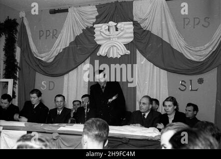 Varsovie, 1948-01-17.Ceremonia przekazania sztandarów ko³om partii politycznych przy Ministerstwie SpRAW Zagranicznych.NZ. Prezydium zébrania; przemawia wicememister spraw zagranicznych Olszewski.Siedz¹ od lewej m.in. cz³onek Rady Naczelnej Stronnictwa Ludowego Aleksander Juszkiewicz (1), pose³ Luckjan Motyka z Polskiej Partii Socjalistycznej (2), podsekretarz stau W Prezydium Rady Minów Jaknicknej Polskiej Robnicznej Polnicko 7 (2), cz³onek Centrotwnicki Robnicznej Polznej (8)Varsovie, le 17 janvier 1948.La cérémonie de remise du drapeau Banque D'Images