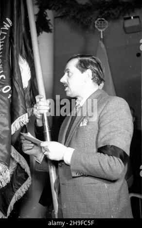 Varsovie, 1948-01-17.Ceremonia przekazania sztandarów ko³om partii politycznych przy Ministerstwie SpRAW Zagranicznych.NZ. chor¹¿y Stronnictwa Ludowego (SL). bb/mgs PAPVarsovie, le 17 janvier 1948.La cérémonie de remise des drapeaux aux cercles des partis politiques au ministère des Affaires étrangères.Photo : porte-drapeau de la fête paysanne. bb/mgs PAP Banque D'Images