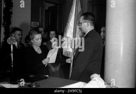 Varsovie, 1948-01-17.Ceremonia przekazania sztandarów ko³om partii politycznych przy Ministerstwie SpRAW Zagranicznych.cz³onek Centralnego Komitetu Stronnictwa Demokratycznego (SD) Eugenia Krassowska (L) przekazuje sztandar chor¹¿emu Stronnictwa Demokratycznego (SD). bb/mgs PAPVarsovie, le 17 janvier 1948.La cérémonie de remise des drapeaux aux cercles des partis politiques au ministère des Affaires étrangères.Photo: Membre du Comité central du Parti démocratique Eugenia Krasowska (à gauche) qui a remis un drapeau au porte-drapeau du Parti démocratique. bb/mgs PAP Banque D'Images