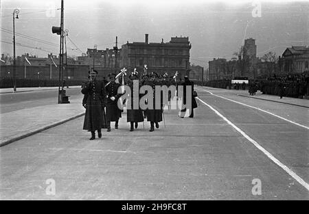 Varsovie, 1948-01-17.Obchody trzeciej rocznicy wyzwolenia Warszawy.Defilada wojskowa na placu Zwyciêstwa.pu³ków. Prezentacja sztantarów 1 Dywizji Piechoty im.Tadeusza Koœciuszki. bb/mgs PAPVarsovie, le 17 janvier 1948.Le 3e anniversaire de la libération de Varsovie.Une parade sur la place Zwyciestwa.Photo : présentation des bannières des régiments de la 1re Division d'infanterie de Tadeusz Kosciuszko. bb/mgs PAP Banque D'Images