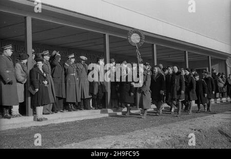 Varsovie, 1948-01-17.Inauguracja ogrodu jordanowskiego nr I przy ul.Ró¿anej, zbudowanego staraniem ¿o³nierzy Korpusu Bezpieczeñstwa Wewnêtrznego.NZ. Uroczysty pochód dzieci. bb/mgs PAPVarsovie, le 7 janvier 1948.Inauguration de l'aire de jeux pour enfants sur la rue Rozana, construite par des soldats du corps de sécurité interne.Photo : enfants en marche. bb/mgs PAP Banque D'Images