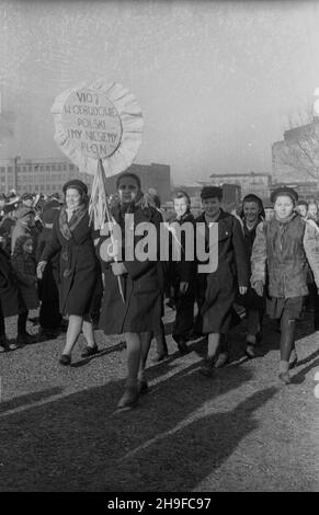 Varsovie, 1948-01-17.Inauguracja ogrodu jordanowskiego nr I przy ul.Ró¿anej, zbudowanego staraniem ¿o³nierzy Korpusu Bezpieczeñstwa Wewnêtrznego.NZ. Uroczysty pochód dzieci, m³odzie¿y i rodziców. bb/mgs PAPVarsovie, le 17 janvier 1948.Inauguration du terrain de jeu n° 1 pour enfants sur la rue Rozana, construit par des soldats du corps de sécurité interne.Photo : les enfants, les jeunes et les parents défilent. bb/mgs PAP Banque D'Images