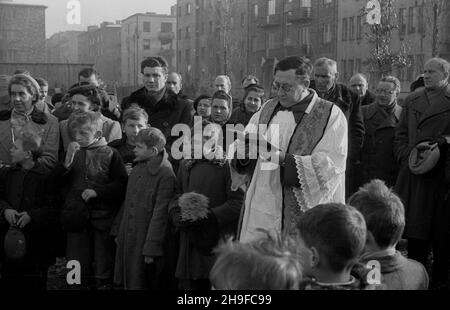 Varsovie, 1948-01-17.Inauguracja ogrodu jordanowskiego nr I przy ul.Ró¿anej, zbudowanego staraniem ¿o³nierzy Korpusu Bezpieczeñstwa Wewnêtrznego.poœwiêcenia ogrodu przez ks. p³k.Micha³a Zawadzkiego. bb/mgs PAPVarsovie, le 17 janvier 1948.Inauguration du terrain de jeu n° 1 pour enfants sur la rue Rozana, construit par des soldats du corps de sécurité interne (KBW).Photo : le père Michal Zawadzki consacre le terrain de jeu. bb/mgs PAP Banque D'Images