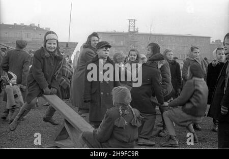 Varsovie, 1948-01-17.Inauguracja ogrodu jordanowskiego nr I przy ul.Ró¿anej, zbudowanego staraniem ¿o³nierzy Korpusu Bezpieczeñstwa Wewnêtrznego.NZ. Dzieci na huœtawkach. bb/mgs PAPVarsovie, le 17 janvier 1948.Inauguration du terrain de jeu n° 1 pour enfants sur la rue Rozana, construit par des soldats du corps de sécurité interne (KBW).Photo : enfants sur balançoires. bb/mgs PAP Banque D'Images