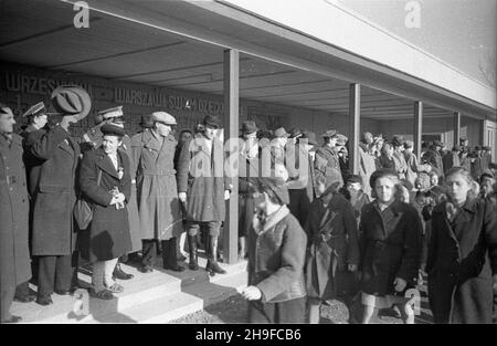 Varsovie, 1948-01-17.Inauguracja ogrodu jordanowskiego nr I przy ul.Ró¿anej, zbudowanego staraniem ¿o³nierzy Korpusu Bezpieczeñstwa Wewnêtrznego.NZ. Uroczysty pochód dzieci. bb/mgs PAPVarsovie, le 17 janvier 1948.Inauguration du terrain de jeu n° 1 pour enfants sur la rue Rozana, construit par des soldats du corps de sécurité interne (KBW).Photo: Enfants marchant. bb/mgs PAP Banque D'Images