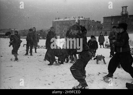 Varsovie, 1948-01-17.Ogród jordanowski nr I przy ul.Ró¿anej na Mokotowie, zbudowany staraniem ¿o³nierzy Korpusu Bezpieczeñstwa Wewnêtrznego.NZ. Zabawa W œnie¿ki. bb/mgs PAPVarsovie, le 17 janvier 1948.Le terrain de jeu n° 1 pour enfants sur la rue Rozana, construit par des soldats du corps de sécurité interne (KBW).Photo : jouer sur la neige. bb/mgs PAP Banque D'Images