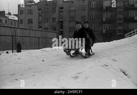 Varsovie, 1948-01-17.Ogród jordanowski nr I przy ul.Ró¿anej na Mokotowie, zbudowany staraniem ¿o³nierzy Korpusu Bezpieczeñstwa Wewnêtrznego.NZ. Zabawy na œniegu. bb/mgs PAPVarsovie, le 17 janvier 1948.Le terrain de jeux n° 1 pour enfants de la rue Rozana à Mokotow a été construit avec l'aide de soldats du corps de sécurité interne (KBW).Photo : promenade en traîneau. bb/mgs PAP Banque D'Images