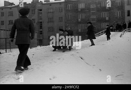 Varsovie, 1948-01-17.Ogród jordanowski nr I przy ul.Ró¿anej na Mokotowie, zbudowany staraniem ¿o³nierzy Korpusu Bezpieczeñstwa Wewnêtrznego.NZ. Zabawy na œniegu. bb/mgs PAPVarsovie, le 17 janvier 1948.Le terrain de jeux n° 1 pour enfants de la rue Rozana à Mokotow a été construit avec l'aide de soldats du corps de sécurité interne (KBW).Photo : promenade en traîneau. bb/mgs PAP Banque D'Images