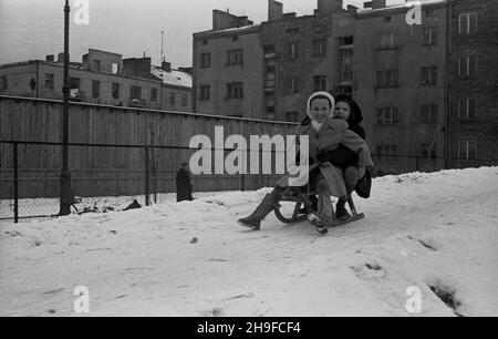 Varsovie, 1948-01-17.Ogród jordanowski nr I przy ul.Ró¿anej na Mokotowie, zbudowany staraniem ¿o³nierzy Korpusu Bezpieczeñstwa Wewnêtrznego.NZ. Zabawy na œniegu. bb/mgs PAPVarsovie, le 17 janvier 1948.Le terrain de jeux n° 1 pour enfants de la rue Rozana à Mokotow a été construit avec l'aide de soldats du corps de sécurité interne (KBW).Photo : promenade en traîneau. bb/mgs PAP Banque D'Images