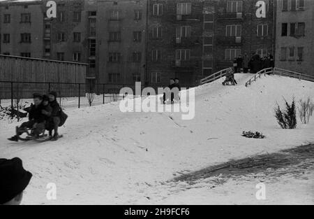 Varsovie, 1948-01-17.Ogród jordanowski nr I przy ul.Ró¿anej na Mokotowie, zbudowany staraniem ¿o³nierzy Korpusu Bezpieczeñstwa Wewnêtrznego.NZ. Zabawy na œniegu. bb/mgs PAPVarsovie, le 17 janvier 1948.Le terrain de jeux n° 1 pour enfants de la rue Rozana à Mokotow a été construit avec l'aide de soldats du corps de sécurité interne (KBW).Photo : promenade en traîneau. bb/mgs PAP Banque D'Images