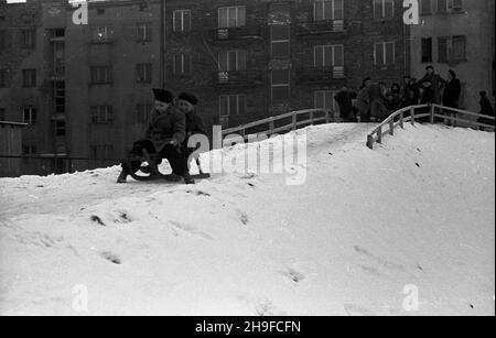 Varsovie, 1948-01-17.Ogród jordanowski nr I przy ul.Ró¿anej na Mokotowie, zbudowany staraniem ¿o³nierzy Korpusu Bezpieczeñstwa Wewnêtrznego.NZ. Zabawy na œniegu. bb/mgs PAPVarsovie, le 17 janvier 1948.Le terrain de jeux n° 1 pour enfants de la rue Rozana à Mokotow a été construit avec l'aide de soldats du corps de sécurité interne (KBW).Photo : promenade en traîneau. bb/mgs PAP Banque D'Images