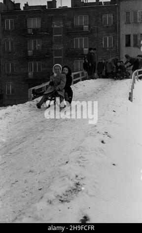 Varsovie, 1948-01-17.Ogród jordanowski nr I przy ul.Ró¿anej na Mokotowie, zbudowany staraniem ¿o³nierzy Korpusu Bezpieczeñstwa Wewnêtrznego.NZ. Zabawy na œniegu. bb/mgs PAPVarsovie, le 17 janvier 1948.Le terrain de jeux n° 1 pour enfants de la rue Rozana à Mokotow a été construit avec l'aide de soldats du corps de sécurité interne (KBW).Photo : promenade en traîneau. bb/mgs PAP Banque D'Images