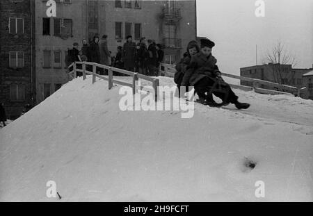 Varsovie, 1948-01-17.Ogród jordanowski nr I przy ul.Ró¿anej na Mokotowie, zbudowany staraniem ¿o³nierzy Korpusu Bezpieczeñstwa Wewnêtrznego.NZ. Zabawy na œniegu. bb/mgs PAPVarsovie, le 17 janvier 1948.Le terrain de jeux n° 1 pour enfants de la rue Rozana à Mokotow a été construit avec l'aide de soldats du corps de sécurité interne (KBW).Photo : promenade en traîneau. bb/mgs PAP Banque D'Images