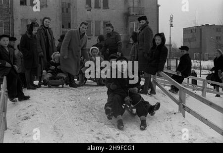 Varsovie, 1948-01-17.Ogród jordanowski nr I przy ul.Ró¿anej na Mokotowie, zbudowany staraniem ¿o³nierzy Korpusu Bezpieczeñstwa Wewnêtrznego.NZ. Zabawy na œniegu. bb/mgs PAPVarsovie, le 17 janvier 1948.Le terrain de jeux n° 1 pour enfants de la rue Rozana à Mokotow a été construit avec l'aide de soldats du corps de sécurité interne (KBW).Photo : promenade en traîneau. bb/mgs PAP Banque D'Images