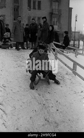 Varsovie, 1948-01-17.Ogród jordanowski nr I przy ul.Ró¿anej na Mokotowie, zbudowany staraniem ¿o³nierzy Korpusu Bezpieczeñstwa Wewnêtrznego.NZ. Zabawy na œniegu. bb/mgs PAPVarsovie, le 17 janvier 1948.Le terrain de jeux n° 1 pour enfants de la rue Rozana à Mokotow a été construit avec l'aide de soldats du corps de sécurité interne (KBW).Photo : promenade en traîneau. bb/mgs PAP Banque D'Images