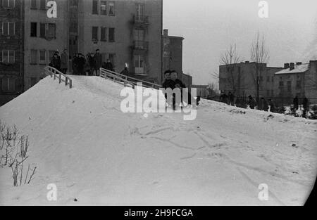 Varsovie, 1948-01-17.Ogród jordanowski nr I przy ul.Ró¿anej na Mokotowie, zbudowany staraniem ¿o³nierzy Korpusu Bezpieczeñstwa Wewnêtrznego.NZ. Zabawy na œniegu. bb/mgs PAPVarsovie, le 17 janvier 1948.Le terrain de jeux n° 1 pour enfants de la rue Rozana à Mokotow a été construit avec l'aide de soldats du corps de sécurité interne (KBW).Photo : promenade en traîneau. bb/mgs PAP Banque D'Images