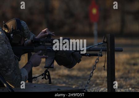 Trente-trois équipes se sont rassemblées au 51e Winston P. Wilson et au 31e match de tir de Sniper à la rencontre des forces armées organisé par le National Guard Marksmanship Training Center au fort Chaffee joint Brague Training Center, Barling, Arkansas, le 4-9 décembre (États-UnisPhoto de la Garde nationale de l'armée par le sergent d'état-major.Priscilla Desormeaux) Banque D'Images