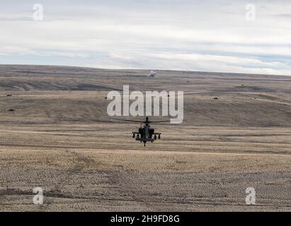 Un hélicoptère AH-64E affecté au 1er-229e Bataillon d'attaque 'Tigersharks', 16e brigade d'aviation de combat, observe une détonation de missile Hellfire au centre d'entraînement de Yakima, Washington, le 6 décembre 2021.L'unité mène un exercice d'entraînement d'armes combiné avec des unités de la 7e Division d'infanterie et de la Force japonaise d'autodéfense terrestre dans le cadre de l'exercice Rising Thunder 21.(É.-U.Photo de l'armée par le capitaine Kyle Abraham, 16e Brigade de l'aviation de combat) Banque D'Images