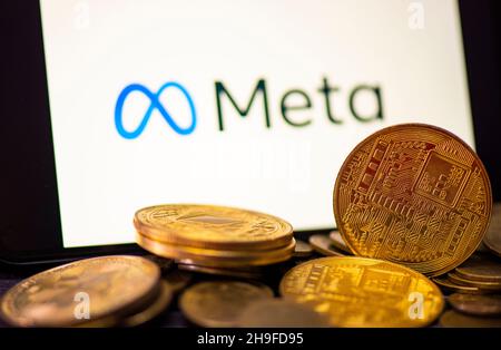 Métaverse coin crypto monnaie blockchain concept, MÉTA sur écran de smartphone avec pièce d'or sur fond de logo méta.Nouveau logo de la société facebook Meta Me Banque D'Images