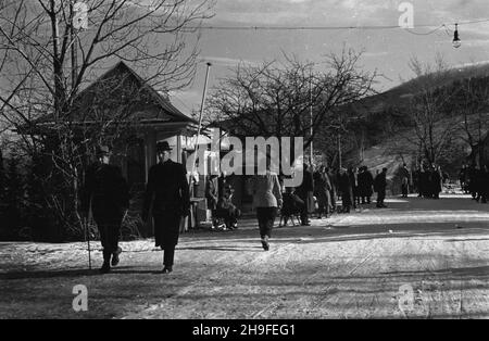 Karpacz, 1948-02.Po 1945 r.Karpacz sta³ siê jednym z najwiêkszych na Ziemiach Zachodnich oœrodków wczasów zorganizowanych, rozbudowany przed i wojn¹ œwiatow¹ W stylu tyrolsko-szwajcarskim. po/mgs PAP Dok³adny dzieñ wydarzenia nieustalony.Karpacz, 1948 février.Développé après la première Guerre mondiale dans le style Tirolian-Suisse, après 1945 Karpacz est devenu l'une des plus grandes stations de vacances dans les Territoires de l'Ouest. po/mPAP Banque D'Images