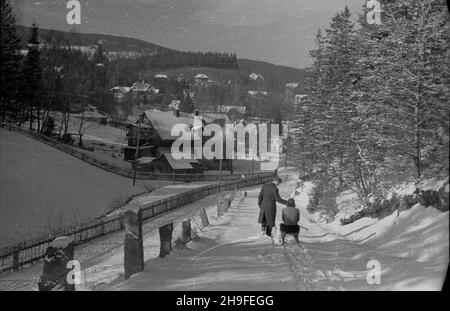 Karpacz, 1948-02.Po 1945 r.Karpacz sta³ siê jednym z najwiêkszych na Ziemiach Zachodnich oœrodków wczasów zorganizawanych, rozbudowany przed i wojn¹ œwiatow¹ W stylu tyrolsko-szwajcarskim.turyœci na szlaku spacerowym. po/mgs PAP Dok³adny dzieñ wydarzenia nieustalony.Karpacz, 1948 février.Développé après la première Guerre mondiale dans le style Tirolian-Suisse, après 1945 Karpacz est devenu l'une des plus grandes stations de vacances dans les Territoires de l'Ouest.Photo : touristes. po/mgs PAP Banque D'Images