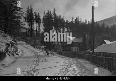 Karpacz, 1948-02.Po 1945 r.Karpacz sta³ siê jednym z najwiêkszych na Ziemiach Zachodnich oœrodków wczasów zorganizawanych, rozbudowany przed i wojn¹ œwiatow¹ W stylu tyrolsko-szwajcarskim.NZ. pensjonat wypoczynkowy Œnie¿ka. po/mgs PAP Dok³adny dzieñ wydarzenia nieustalony.Karpacz, 1948 février.Développé après la première Guerre mondiale dans le style Tirolian-Suisse, après 1945 Karpacz est devenu l'une des plus grandes stations de vacances dans les Territoires de l'Ouest.Photo : la pension Sniezka. po/mgs PAP Banque D'Images