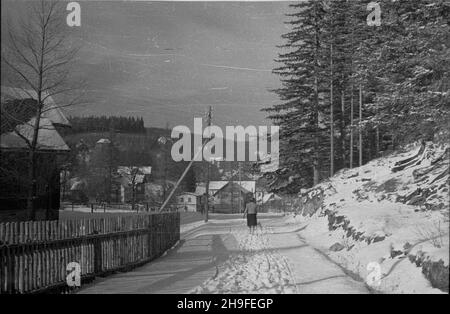 Karpacz, 1948-02.Po 1945 r.Karpacz sta³ siê jednym z najwiêkszych na Ziemiach Zachodnich oœrodków wczasów zorganizawanych, rozbudowany przed i wojn¹ œwiatow¹ W stylu tyrolsko-szwajcarskim.NZ. Turystka na szlaku spacerowym. po/mgs PAP Dok³adny dzieñ wydarzenia nieustalony.Karpacz, 1948 février.Développé après la première Guerre mondiale dans le style Tirolian-Suisse, après 1945 Karpacz est devenu l'une des plus grandes stations de vacances dans les Territoires de l'Ouest.Photo : un touriste marchant. po/mgs PAP Banque D'Images