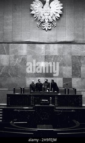 Varsovie, 1948-02.Na zaproszenie ministra kultury i sztuki stolicê odwiedzi³ przodownik pracy, górnik kopalni Jadwiga, Wincenty Pstrowski.NZ.Pstrowski (2L) zwiedza salê obrad Sejmu. po/gr PAP Dok³adny dzieñ wydarzenia nieustalony.Varsovie, le 1948 février.Héros du travail socialiste, mineur à la mine Jadwiga Winicenty Pstrowski en visite à Varsovie à l'occasion d'une invitiation du ministre de la culture et de l'art.Photo: Pstrowski (2ème à gauche) visite de la Chambre basse du Parlement de Pologne. po/gr PAP Banque D'Images