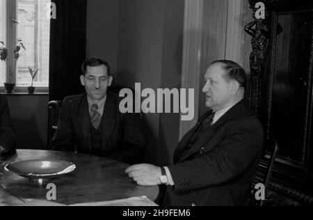 Varsovie, 1948-02.Na zaproszenie ministra kultury i sztuki stolicê odwiedzi³ przodownik pracy, górnik kopalni Jadwiga, Wincenty Pstrowski.NZ.Pstrowski (L) podczas rozmów z urzêdnikami Ministerstwa Kultury i Sztuki. po/gr PAP Dok³adny dzieñ wydarzenia nieustalony.Varsovie, le 1948 février.À l'invitation du ministre de la Culture et des Arts, le mineur le plus efficace Wincenty Pstrowski de la mine de charbon dur Jadwiga s'est rendu à Varsovie.Photo : Pstrowski (de gauche à droite) lors d'une réunion au ministère de la Culture et des Arts. po/gr PAP Banque D'Images