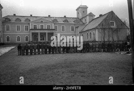 Dobrocin, 1948-02.Siedziba (od 1946 r.)Gimnazjum i Liceum Rolniczo-Hodowlanego W pa³acu z prze³omu XVII i XVIII w., W XIX w. przebudowanego W stylu neorenesansowym.NZ. Uczniowie podczas apelu. po/gr PAP Dok³adny dzieñ wydarzenia nieustalony.Dobrocin, 1948 février.Le siège (à partir de 1946) de l'école secondaire agricole et d'élevage dans un palais construit au tournant des XVIIe et XVIIIe siècles, au XIXe siècle reconstruit dans le style néo-Renaissance.Photo : élèves pendant un assemblage. po/gr PAP Banque D'Images