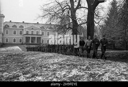 Dobrocin, 1948-02.Siedziba (od 1946 r.)Gimnazjum i Liceum Rolniczo-Hodowlanego W pa³acu z prze³omu XVII i XVIII w., W XIX w. przebudowanego W stylu neorenesansowym.NZ. Uczniowie podczas marszu. po/gr PAP Dok³adny dzieñ wydarzenia nieustalony.Dobrocin, 1948 février.Le siège (à partir de 1946) de l'école secondaire agricole et d'élevage dans un palais construit au tournant des XVIIe et XVIIIe siècles, au XIXe siècle reconstruit dans le style néo-Renaissance.Photo : les élèves défilent. po/gr PAP Banque D'Images